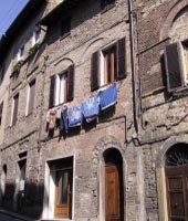 Foto A: una vista dell'edificio rilevato
