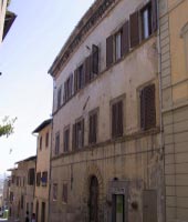Foto A: una vista dell'edificio rilevato