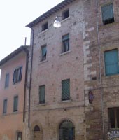 Foto A: una vista dell'edificio rilevato